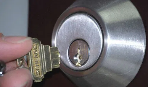Royal Locksmith Store Waterford, MI 248-550-0716 - key-broke-in-lock